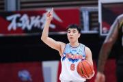老兵敲响战鼓众战士奋起进攻明场面