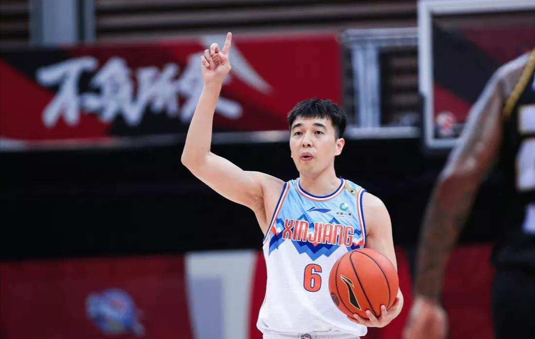 老兵敲响战鼓众战士奋起进攻明场面   老兵敲响战鼓众战士奋起进攻明场面